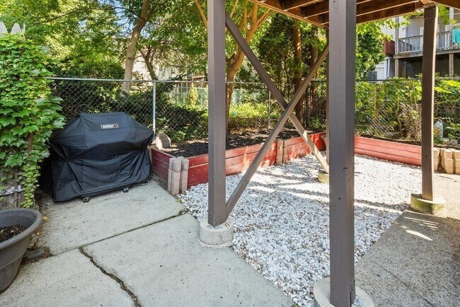 Building Photo - 166 Brooks St