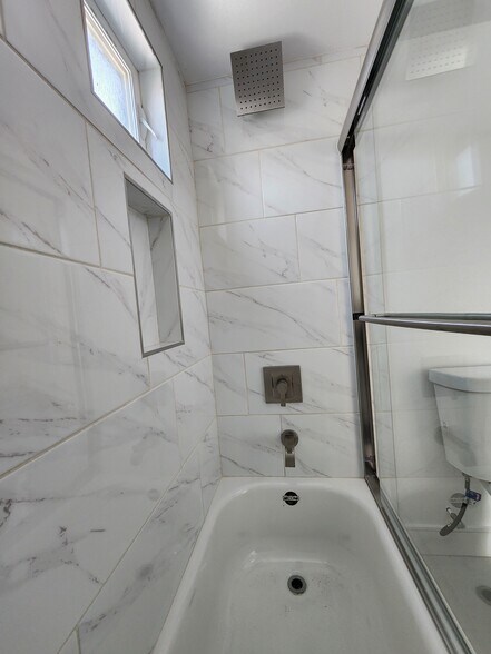 Building Photo - 543 N Kingsley Dr