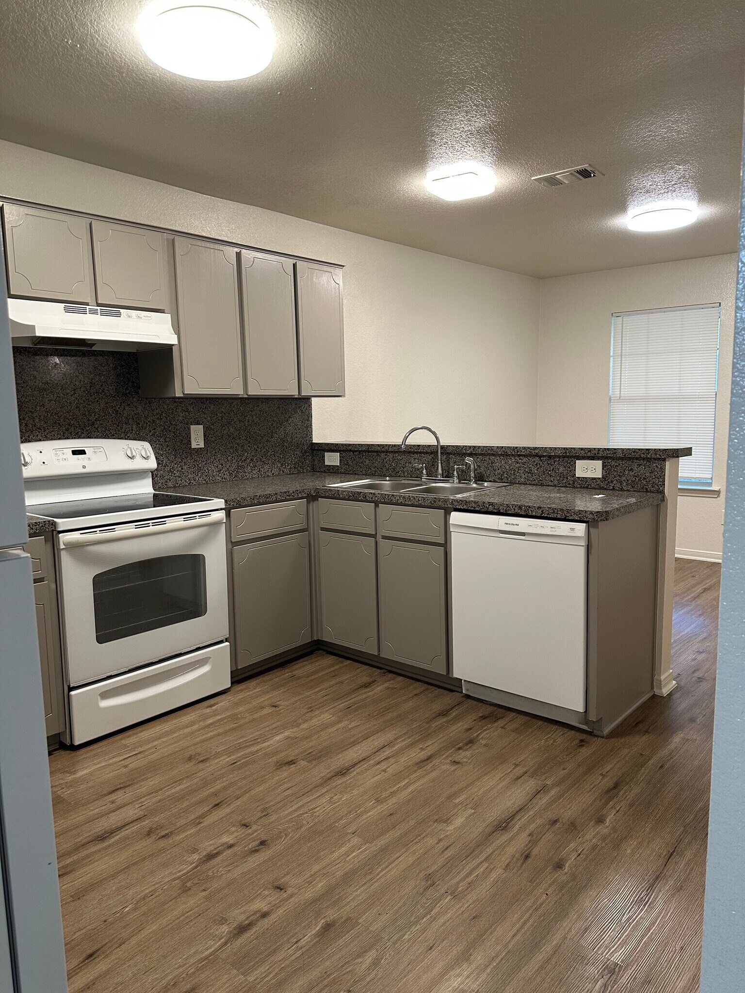 Building Photo - 304 N Ann Blvd