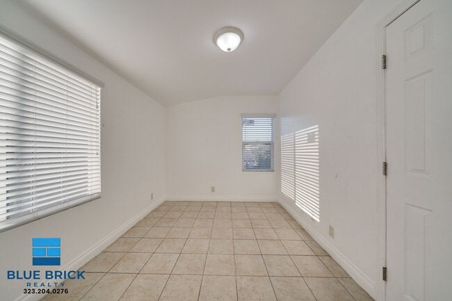 Building Photo - 1719 W 35th Pl