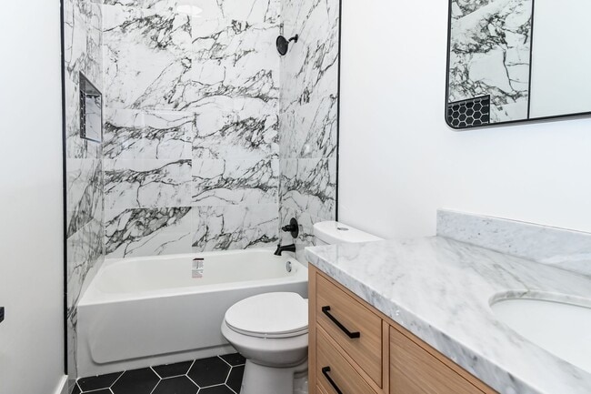 Building Photo - Charming Midtown Home Near Overton Park!