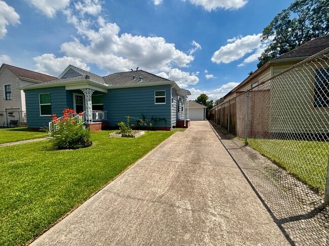 Building Photo - 7402 Japonica St