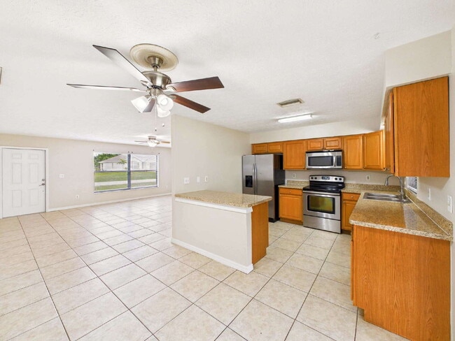 Building Photo - Single-Family Home in Fort Myers | 3 Beds,...