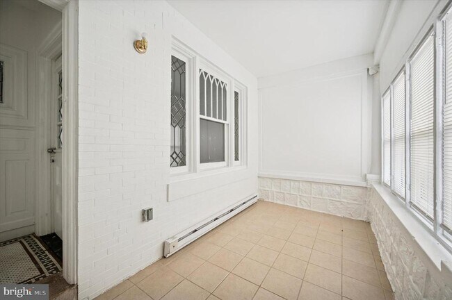 Building Photo - 401 W Fisher Ave