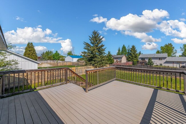 Building Photo - 4 bed 2 bath split level Hayden