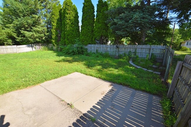 Building Photo - Newer South Bend IN home 10 mins from Notr...