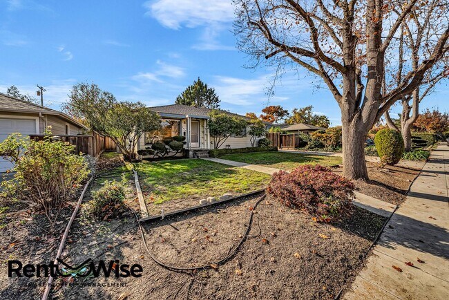 Building Photo - Present PM-Midtown Palo Alto Beauty-New Floors-Remodeled Bathrooms-Big Yard