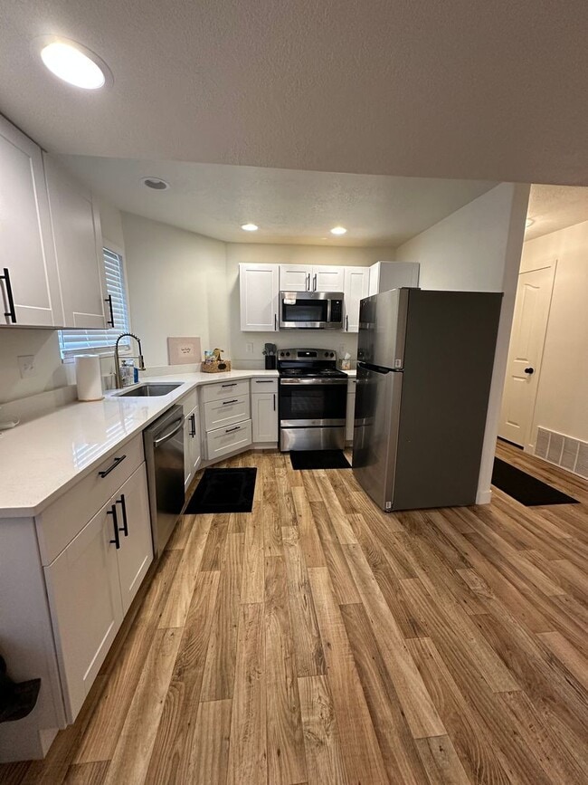 Building Photo - Partially furnished condo in Orem