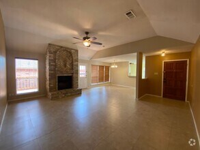 Building Photo - 3 Bedroom 2 Bath~ Updated Kitchen!