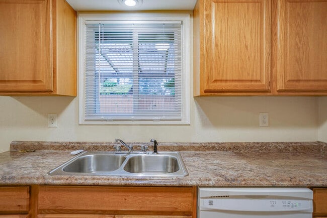 Building Photo - 13817 NE 35th Cir