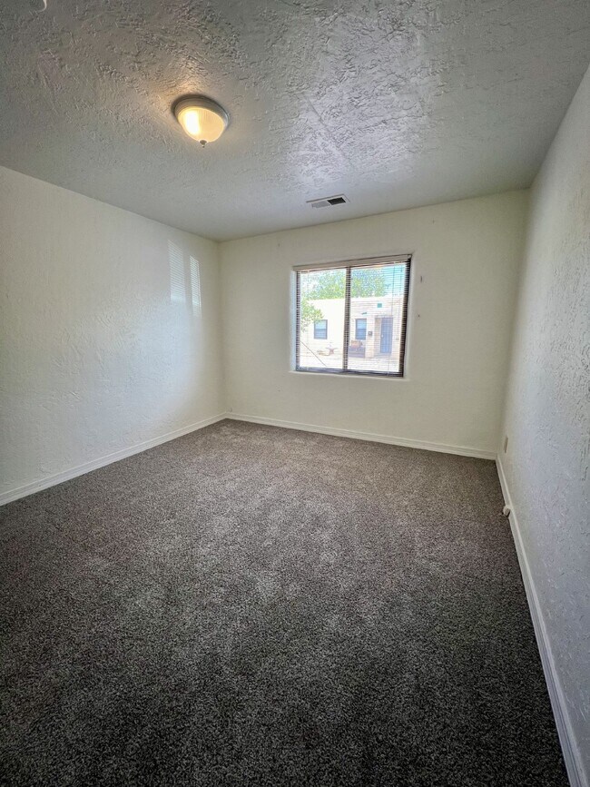Building Photo - 2 bedroom / 1 bath close to KAFB and I-25 Move-in Special!