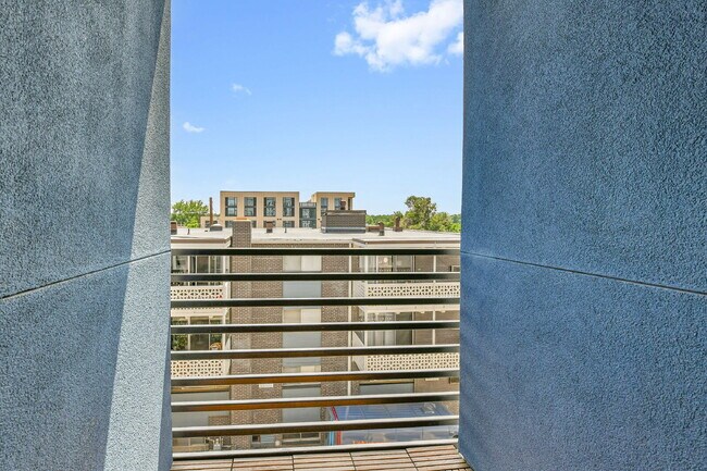 Building Photo - $1,695 - 1 Bed, 1 Bath Condo with In Unit Laundry in Secured Building!