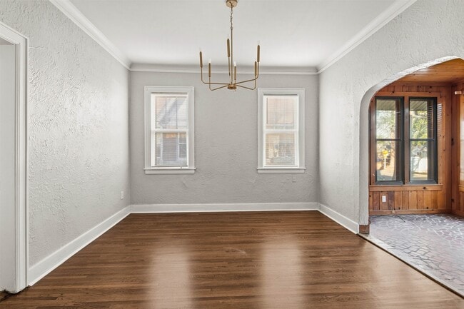 Building Photo - 871 University St