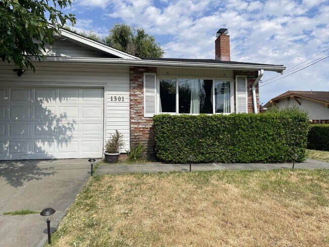 Building Photo - 1301 Brookview Dr