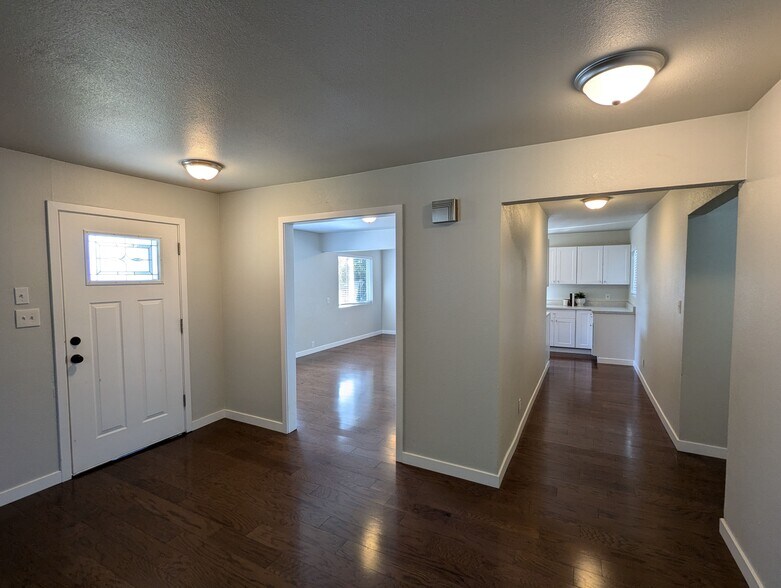 Building Photo - 821 S 117th St