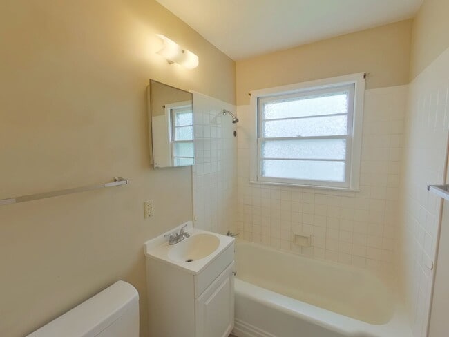 Building Photo - 1548 N Pinecrest Ave
