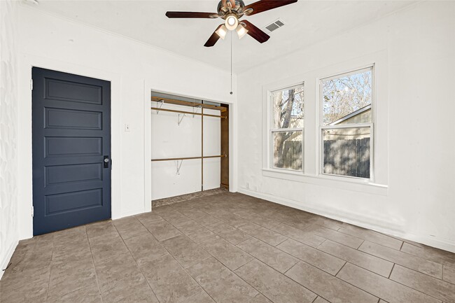 Building Photo - 830 Ross St