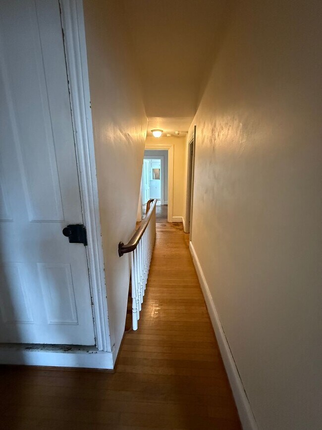 Building Photo - Spacious 4 bedroom House