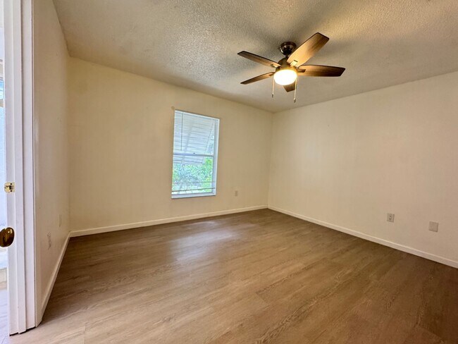 Building Photo - Annual unfurnished nicely renovated 2/2 villa near the Ringling Museum