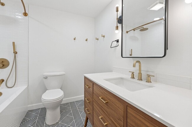 Building Photo - Home in Highly Desirable Forest Ridge!