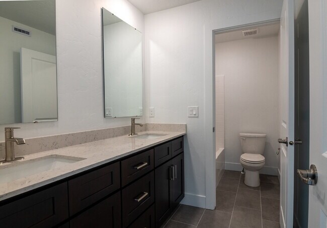 Building Photo - "READY NOW! 3-Bed PLUS Office-Townhouse Retreat in Eagle, ID – Spacious Living with 2.5 Baths!"