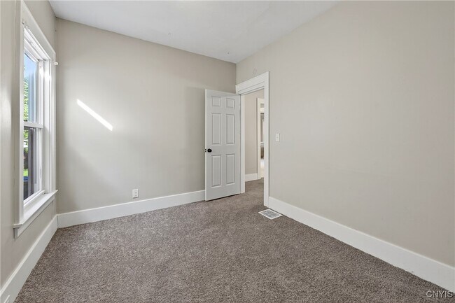 Building Photo - 127 Wall St