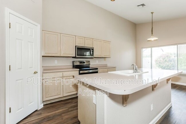 Building Photo - 624 W Douglas Ave