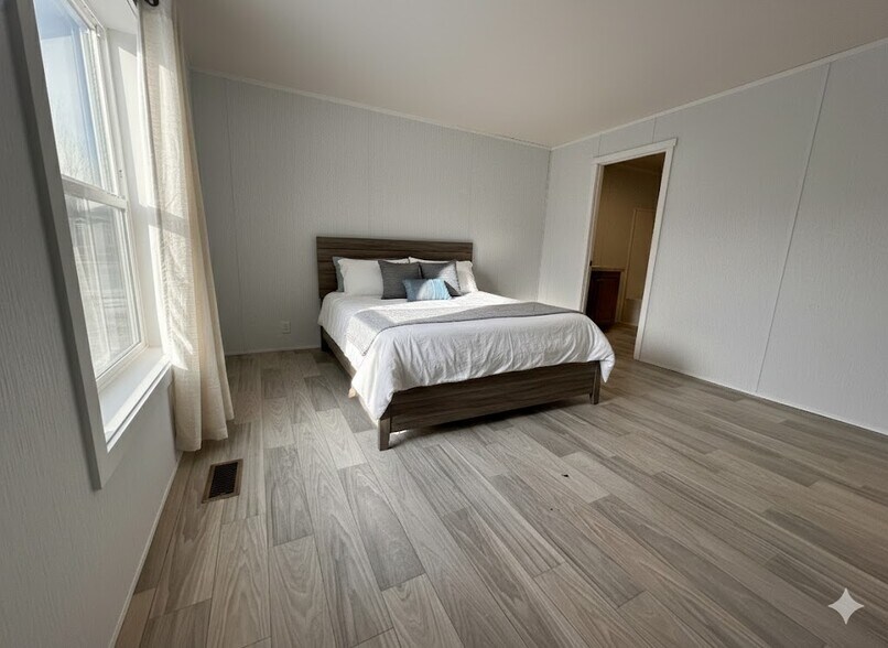 Building Photo - 26 Jubilee St