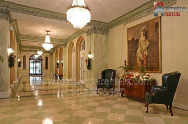 Building Photo - 1028 E Juneau Ave