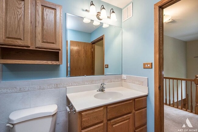 Building Photo - Beautiful Townhouse In Naperville