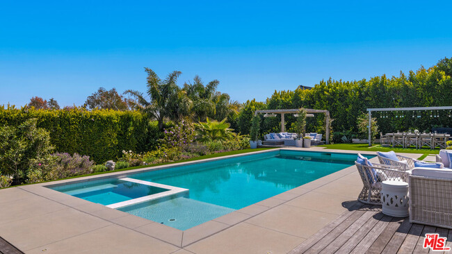 Building Photo - 6540 Dume Dr