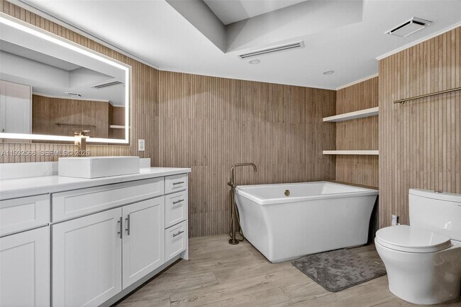 Building Photo - 16711 Collins Ave