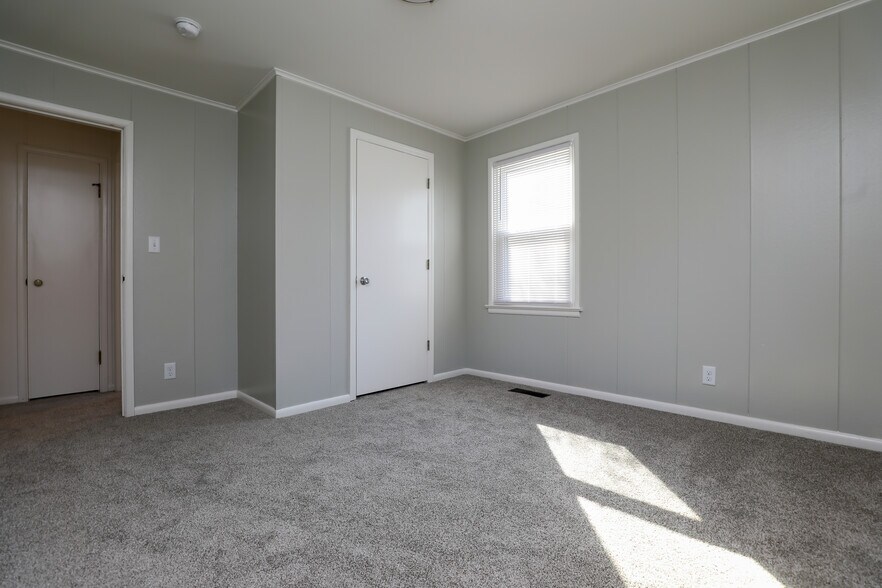 Building Photo - 409 Mineral Springs Ave