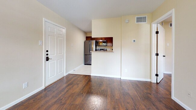 Building Photo - 1 bedroom 1 bath first floor condo unit | ...
