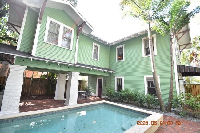 Building Photo - 810 S Packwood Ave