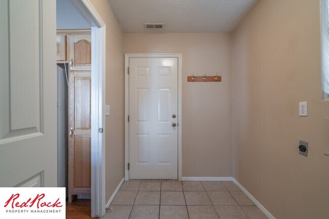 Building Photo - Pet Friendly - 4 Bed 2 Bath for rent in St. George