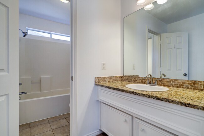 Building Photo - 1702 Redwing Cove Dr