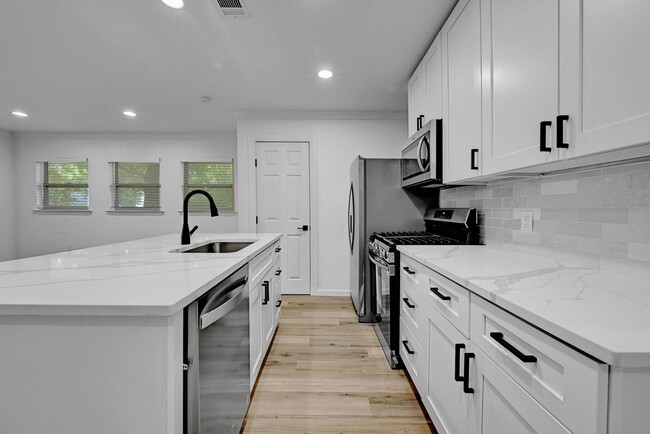 Building Photo - Top of the line 6 bed in West Campus!!! 1913!!!