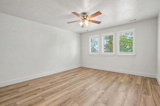 Building Photo - 6120 N Hacienda Ave