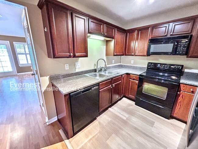 Building Photo - 102 Antler Ridge Cir