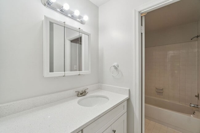 Building Photo - Wonderful, 4 level Arlington Brick townhome!