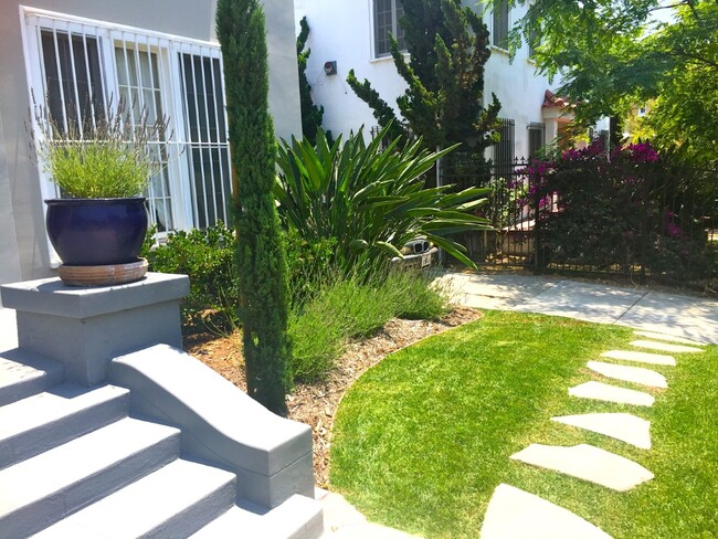 Building Photo - 156 S Catalina St