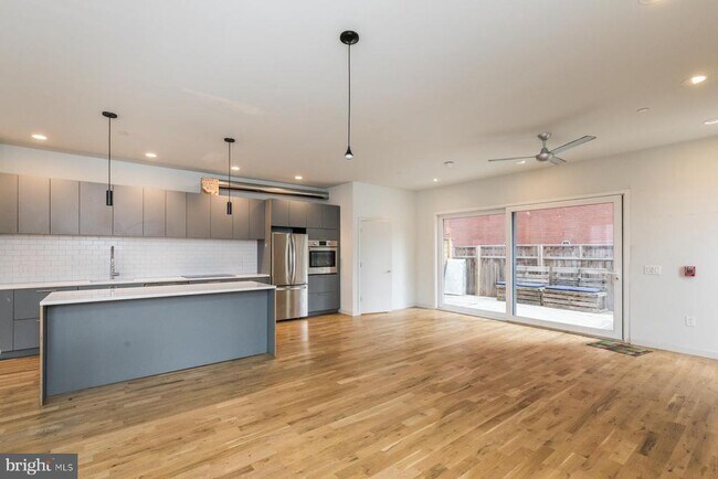 Building Photo - 2328 Memphis St