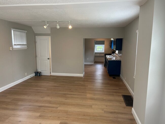 Building Photo - Large Home in Lindenwood Park