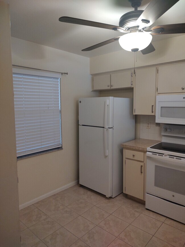 Building Photo - 3399 Mermoor Dr
