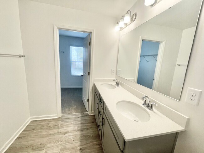 Building Photo - Paired Home 3br 2.5ba minutes from I-77 and I-40 Tour today!