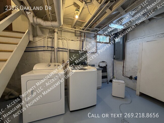 Building Photo - 2328 Oakland Dr