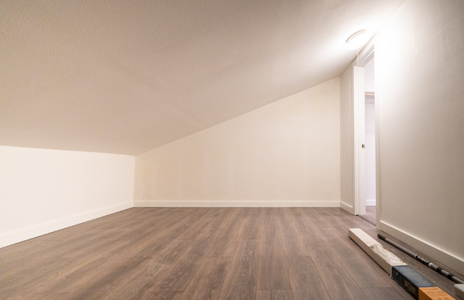 Building Photo - Bright and Spacious Loft-Style Condo with ...