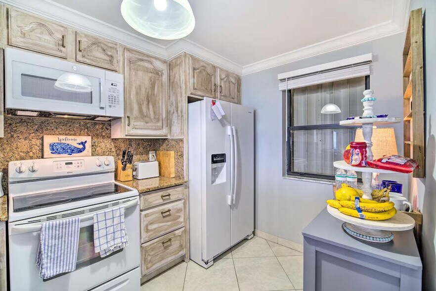 Building Photo - 4250 N Hwy A1A