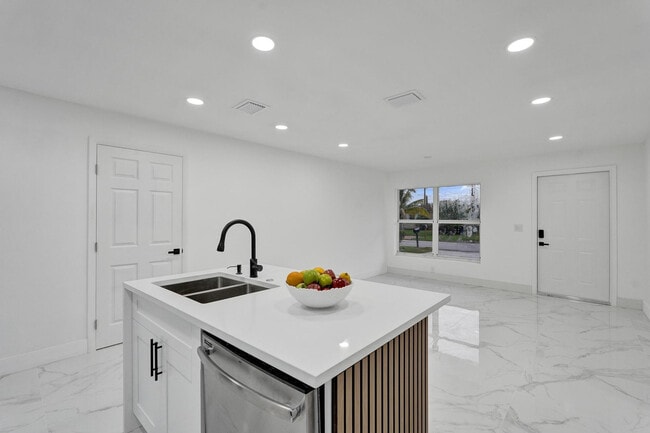 Building Photo - 4138 SW 48th Ct